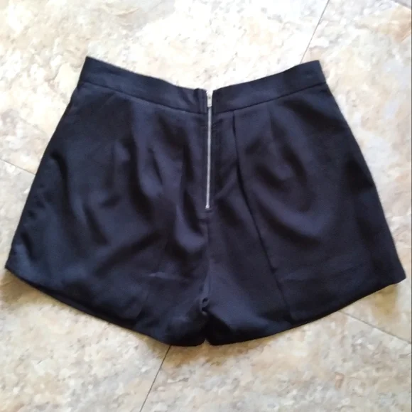 Francesca's Birdcage Label black faux skort shorts, size S - Picture 3 of 6